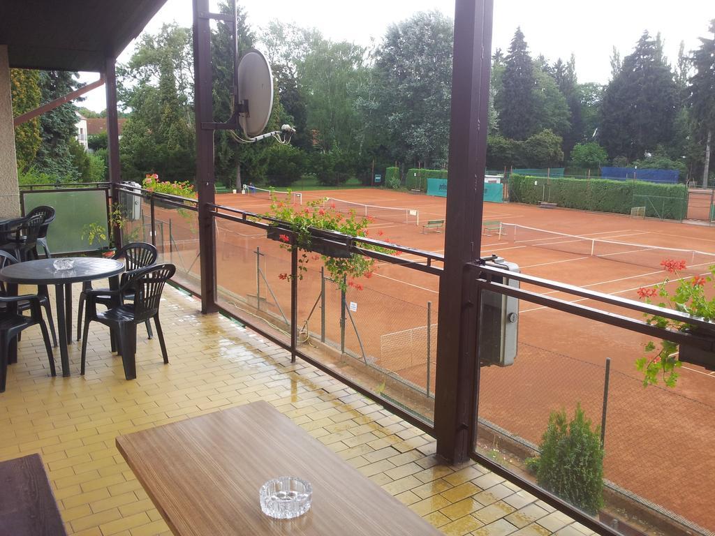 Penzion Tenis 波杰布拉迪 外观 照片