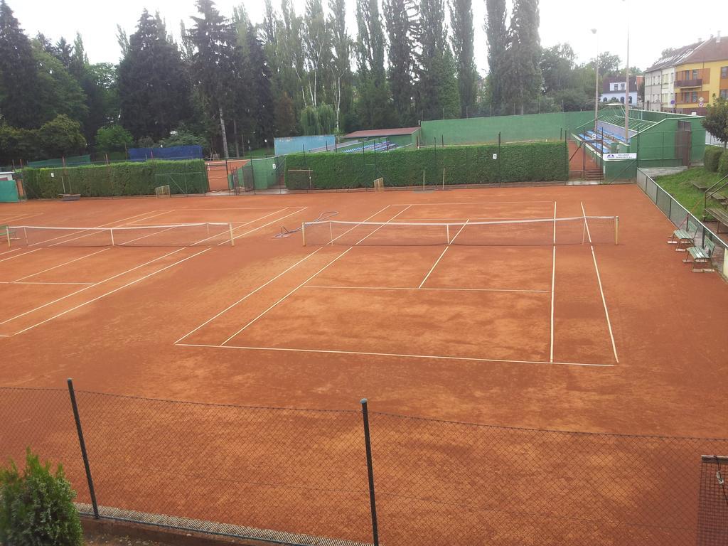 Penzion Tenis 波杰布拉迪 外观 照片